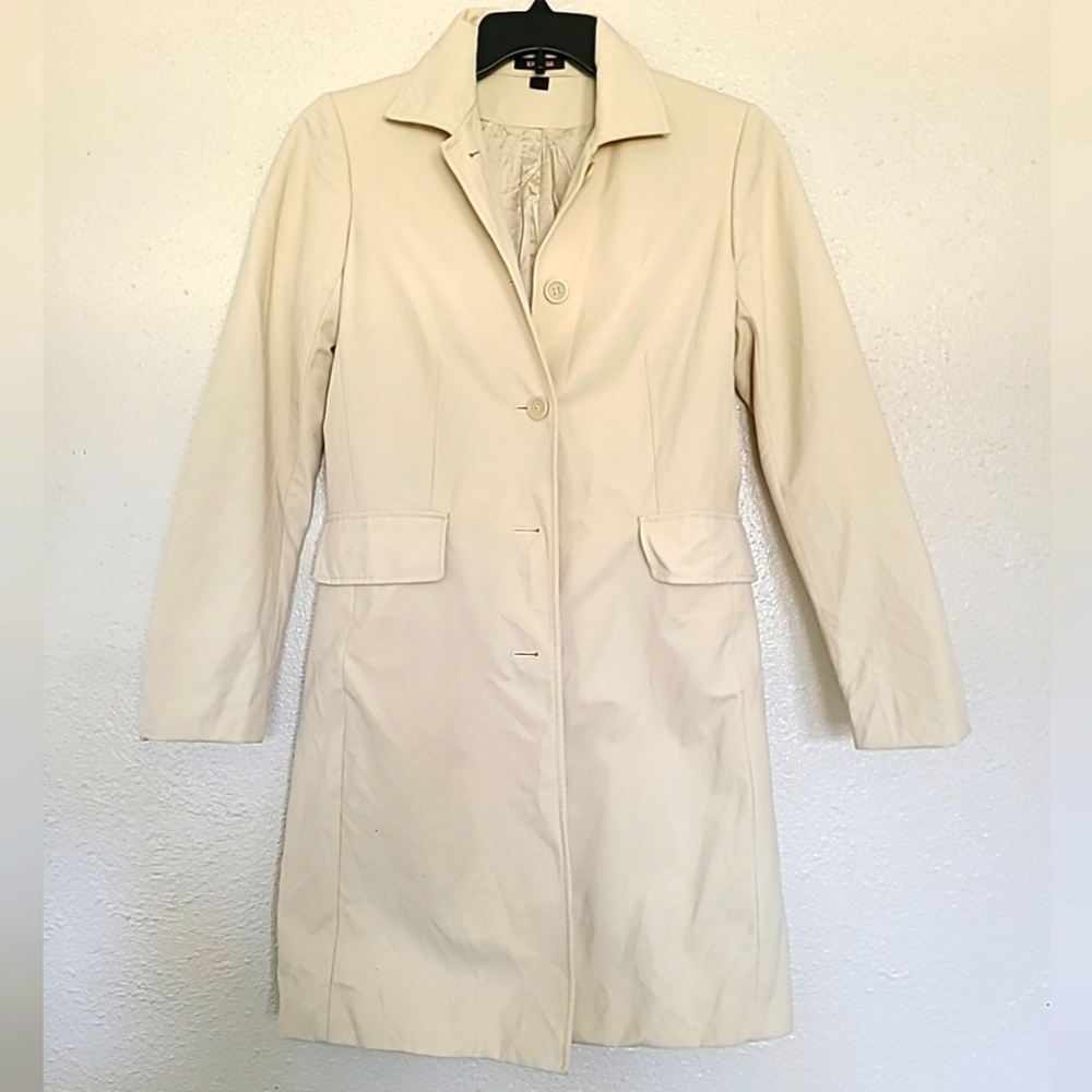 Express Minimalist Trench Coat Color-Cream button down light weight Medium